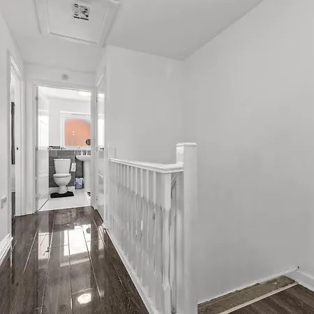 New Large Townhouse 3 Bedrooms 4 Beds And Parking-3